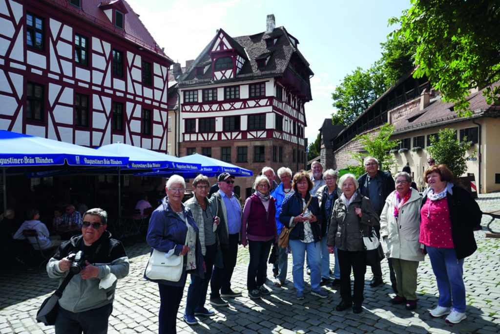 Gruppenfoto der Teilnehmer in einer Altstadt.
