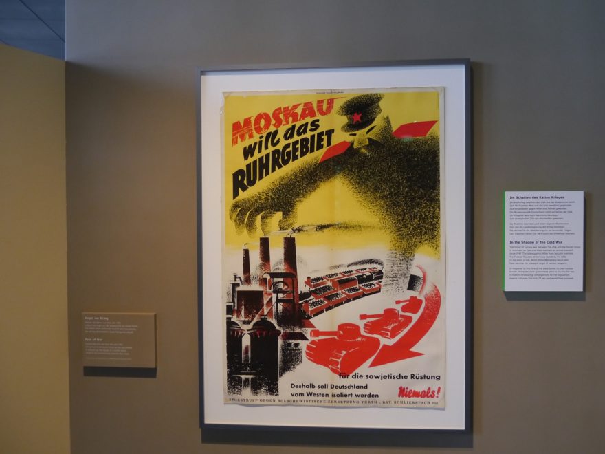 Ein Plakat aus der Ausstellung "UNSER LAND - 75 Jahre Nordrhein-Westfalen".