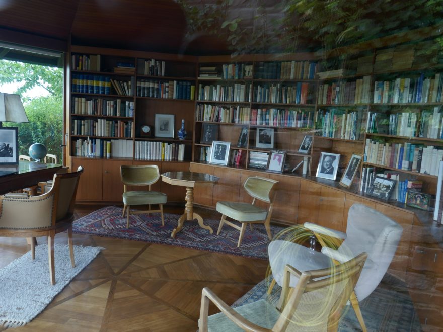 Foto eines Zimmers der Dauerausstellung ,,Konrad Adenauer 1876-1967" hinter Glas.