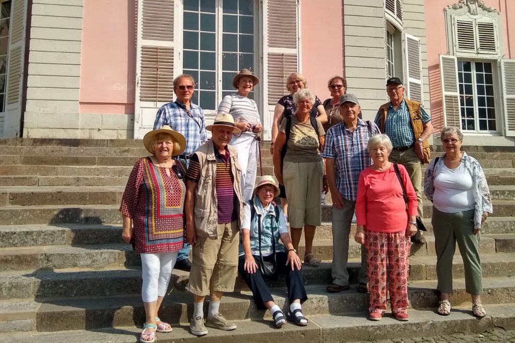 Die Teilnehmer*innen posieren vor dem Schloss Benrath