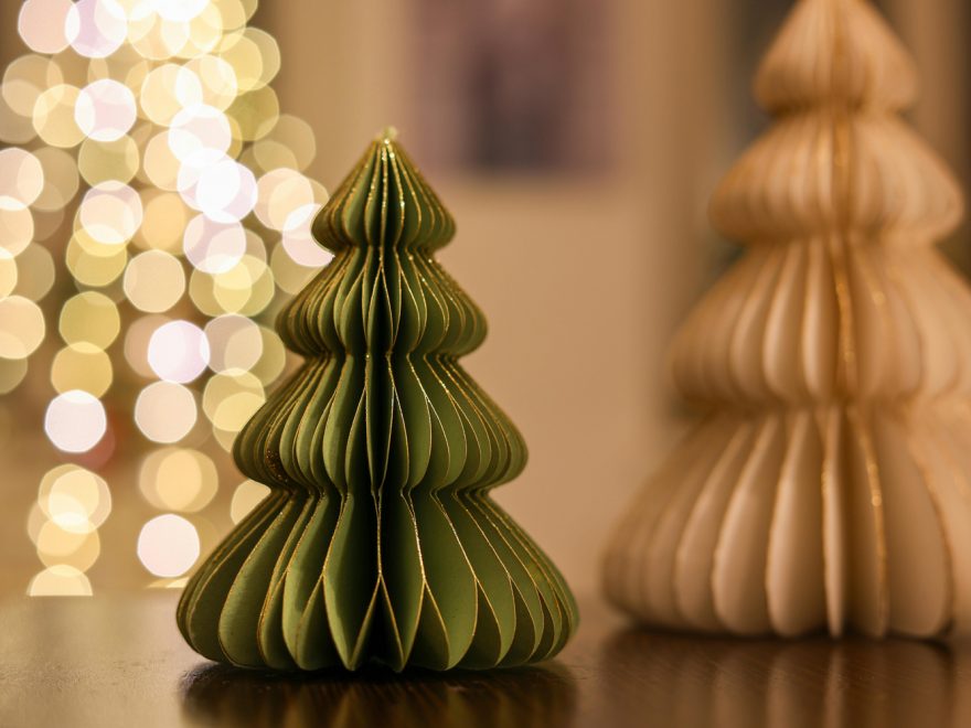 Zwei Papiertannen in grün und Gold stehen auf einem Tisch